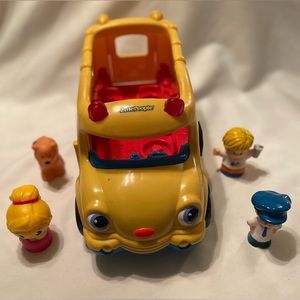 Adorable Fisher-Price Little People School Bus with 4 Random Figurines